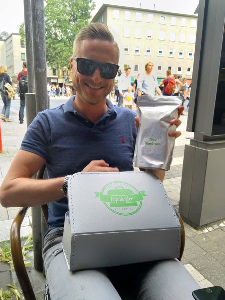 papakoffer's tweet photo. Carlo hat einen Papakoffer für seinen besten Freund bestellt und erstmal alles selbst begutachtet! (Ganz klar: Er will später auch mal einen!)💚#papabox #papalapap #papawerden #baldpapa #vaterwerden #superpapa #papasurvivalkit #geburtstasche #geburtskoffer #daddybag #kliniktasche https://t.co/QmdnuygiWl