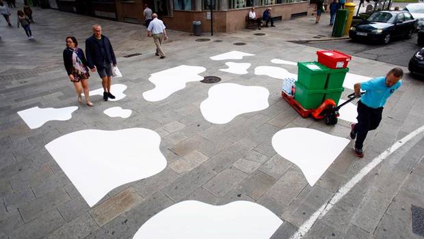 Galicia estrena insólito "paso de vaca": Aseguran que la cebra "no los representa" bit.ly/2PdaLNt