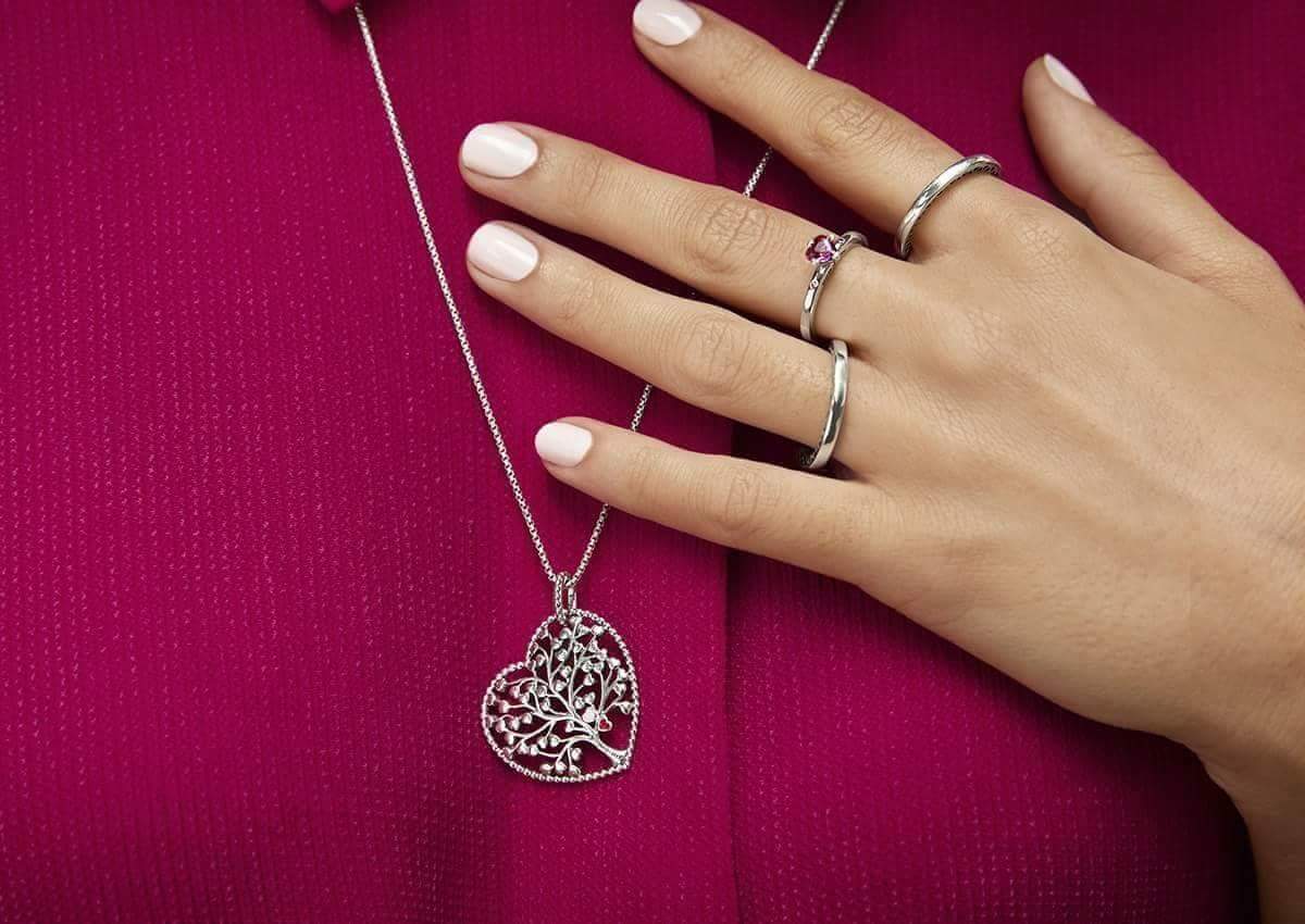 PANDORABasildon's tweet photo. #PANDORALoves this beautiful Tree of Love Necklace, hand-finished in sterling silver 💕

Shop meaningful jewellery at #PANDORA Basildon in the Eastgate shopping centre. https://t.co/WRgUyWQUfu