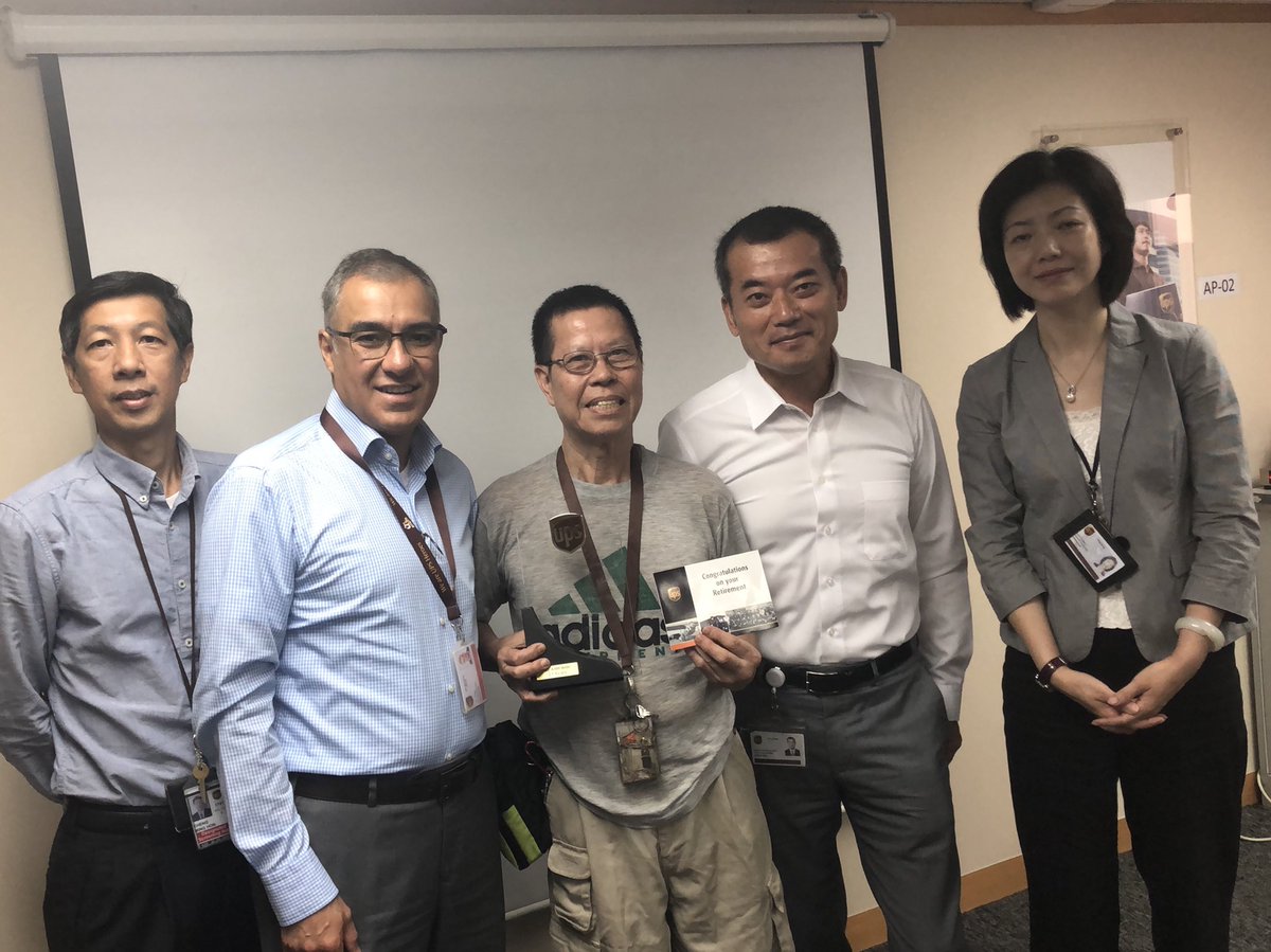 Very proud to present to Ho Kam Wah this recognition for his retirement after 21 years of service. Glad that Lauren Zhao (HKG managing director) joined us during the presentation. #SuperUPSers @UPSers