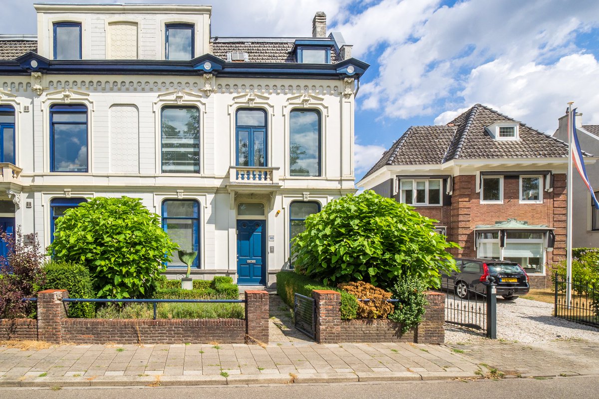 Nieuw in de #VERKOOP: Circa 260 m² #monumentale #kantoorruimte a/d #Utrechtsweg 103 te #Zeist. Voor meer info download de #brochure: goo.gl/6AHkex