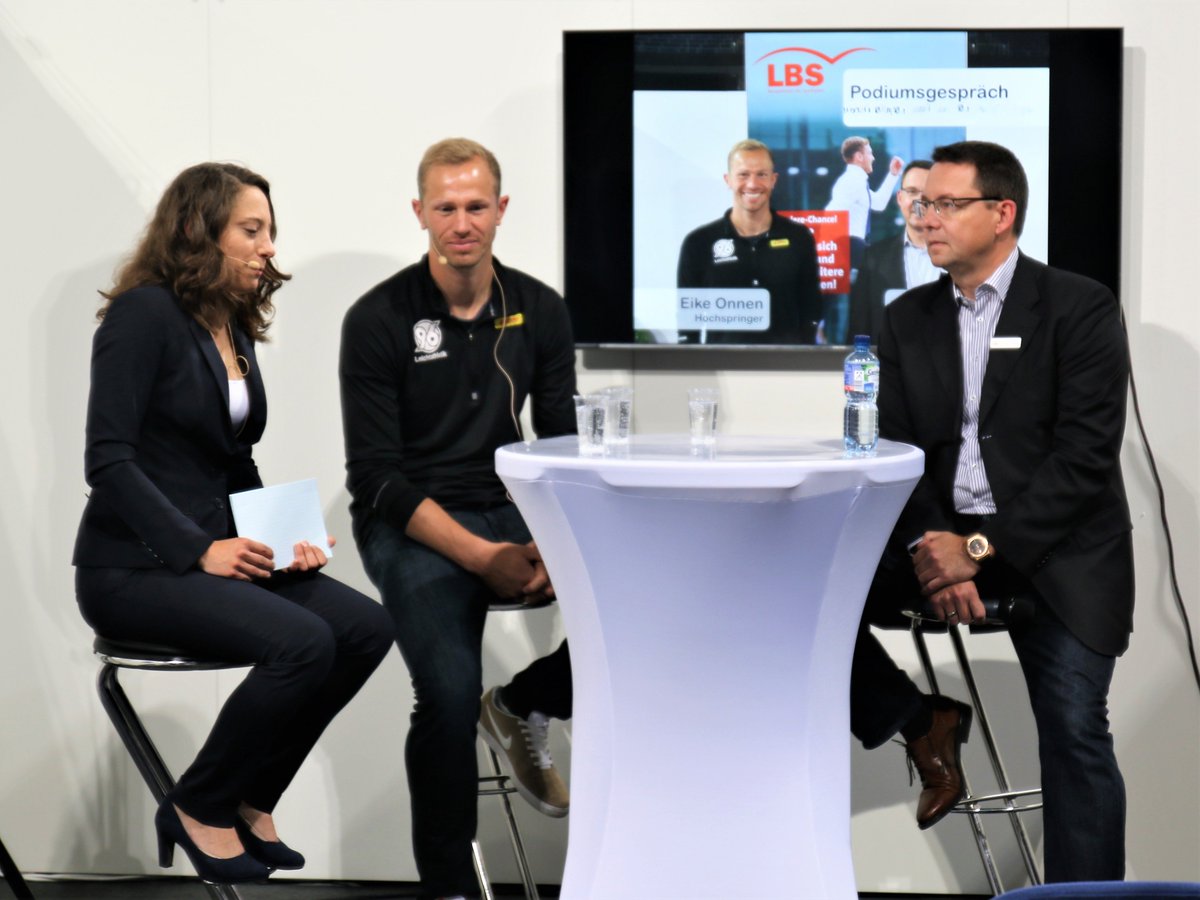 Dialogvortrag auf der 4. jobmesse essen! 
Auf Augenhöhe: Was wünschen sich Arbeitgeber und Arbeitnehmer voneinander? Ihr bekommt die Möglichkeit, den teilnehmenden Unternehmen genau die Fragen zu stellen, die man sich beim Bewerbungsgespräch nicht traut zu fragen. #jobmesseessen