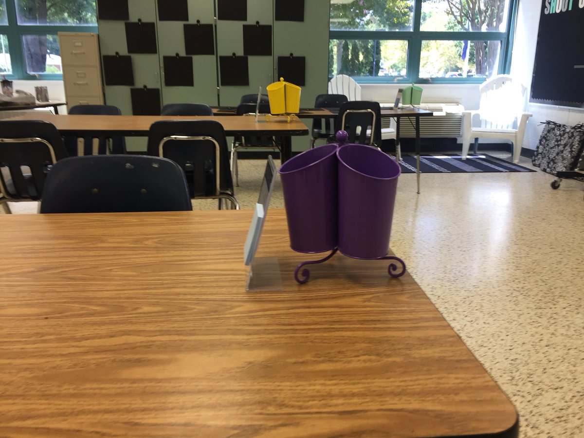 CorinneCornwell's tweet photo. @MalibuESVB @MBH_Lead2Learn awesome teacher idea for table supplies! Way to go genna morrisette #MESwim2gether https://t.co/MbpuSMWUtr