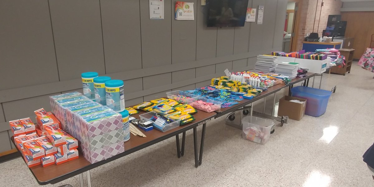 JBowers_edu's tweet photo. Supplies for PES kids #ParkviewElementary #PESKidsCareCloset https://t.co/mcPqkO2VPG