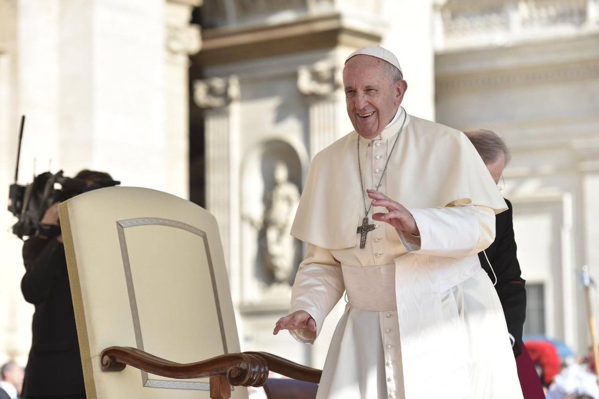 vaticannews_pt's tweet image. #PapaFrancisco na #AudiênciaGeral de hoje:  “Hoje, é difícil dizer, parece que os #avós incomodam. Nessa cultura do descarte, eles são deixados de lado. Mas eles são a #sabedoria, a memória das #famílias. Por favor, não descartem os avós, que sejam sempre próximos aos #netos”.