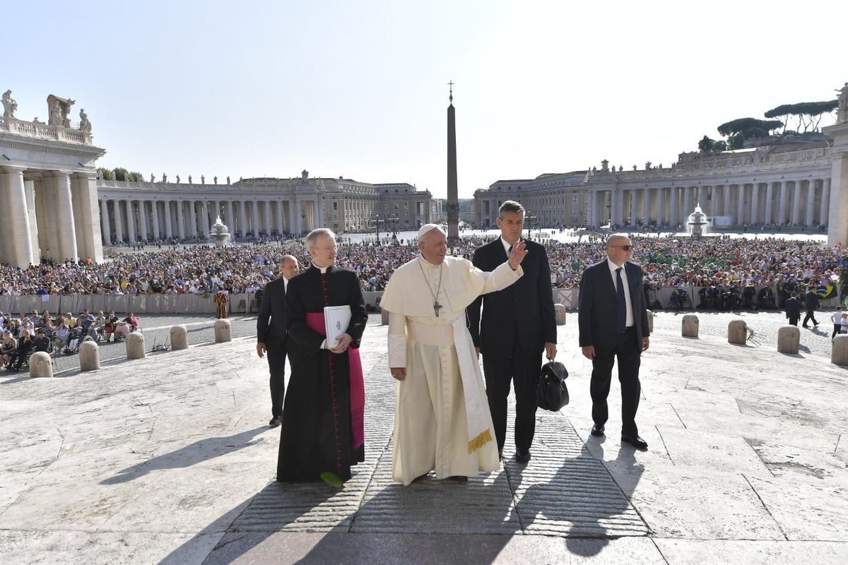 vaticannews_pt's tweet image. #PapaFrancisco na #AudiênciaGeral de hoje:  “Hoje, é difícil dizer, parece que os #avós incomodam. Nessa cultura do descarte, eles são deixados de lado. Mas eles são a #sabedoria, a memória das #famílias. Por favor, não descartem os avós, que sejam sempre próximos aos #netos”.