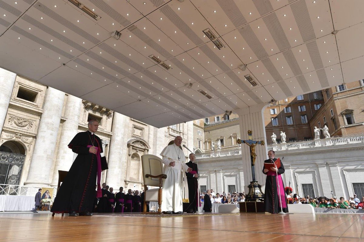vaticannews_pt's tweet image. #PapaFrancisco na #AudiênciaGeral de hoje:  “Hoje, é difícil dizer, parece que os #avós incomodam. Nessa cultura do descarte, eles são deixados de lado. Mas eles são a #sabedoria, a memória das #famílias. Por favor, não descartem os avós, que sejam sempre próximos aos #netos”.