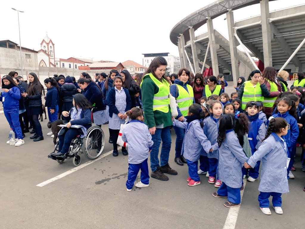 CorpoLaSerena's tweet photo. 👧👦Cerca de 1.600 escolares de prebásica y básica de La Serena participaron en un 2do ejercicio de simulacro de Tsumami y Terremoto en la región. Los estudiantes dieron el ejemplo, contando con todos sus implementos de seguridad🤗👌
#nota7
#culturasismica https://t.co/cTLccpavTk