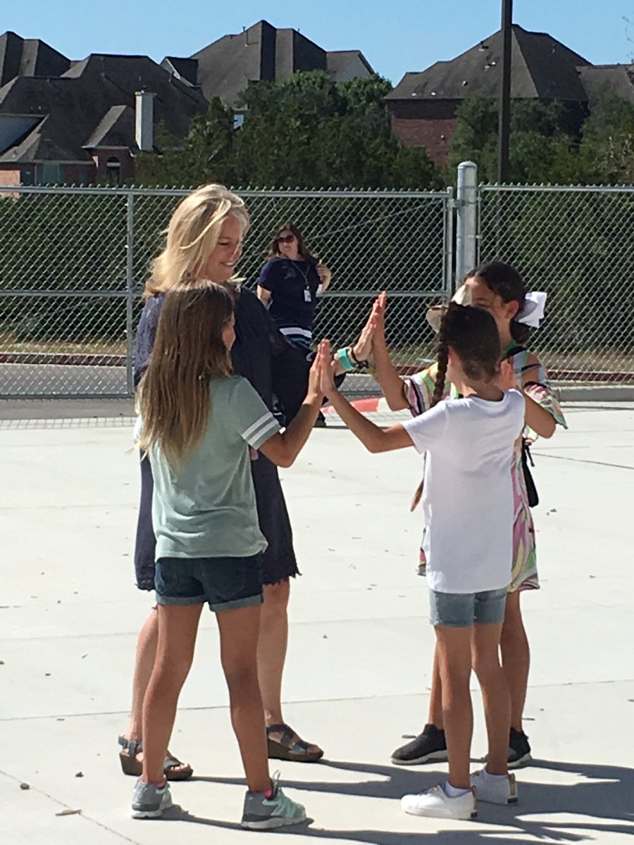 MrsSangl's tweet photo. School song fun with @BallardTami  👏👏❤️@SycamoreSprgsES #sycamoreyr2 https://t.co/WdVSVataAq