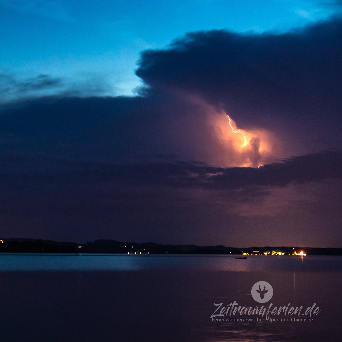 Wetterleuchten am Chiemsee, immer wieder schön im Biergarten Chiemgauer Hof 🐏 #chiemsee #chiemgauerhof #wetterleuchten #latesummernight #ferienwohnung #urlaubsarchitektur #zeitraumferien #biergarten