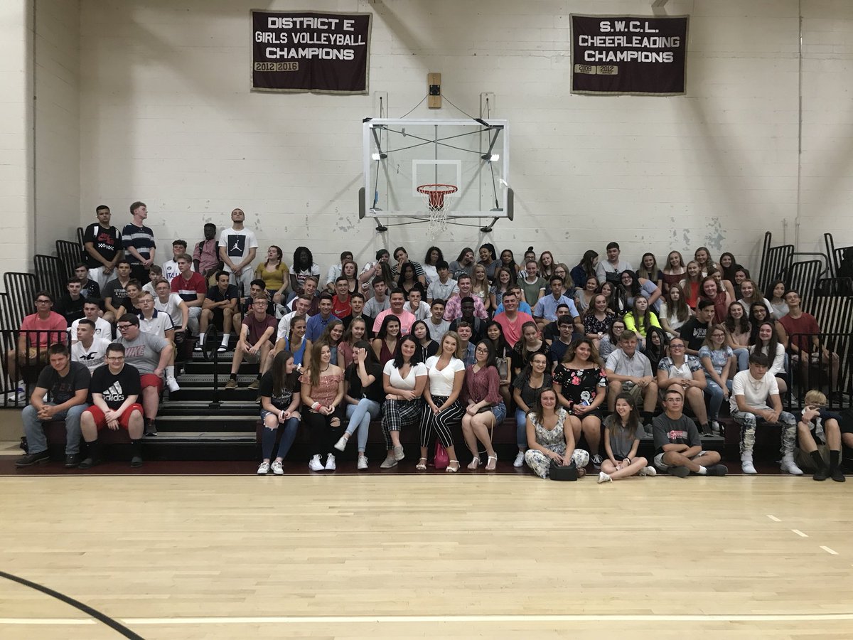 TaraBBennett11's tweet photo. Celebrating the start of the school year—together as a Woolie community! @Millbury2019 @Millbury2020 @wooliesof2021 @pdsmmom @gmyers_millbury @WoolieNews #wooliepride https://t.co/XfXq1Kn85j