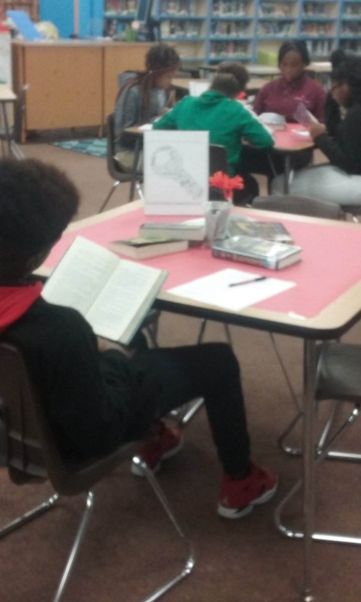 AkasCulture's tweet photo. Speed dating with a book is so much fun! #LMSMasterpiece @smgaillard @cindy_shoaf https://t.co/5v16F2YwpA