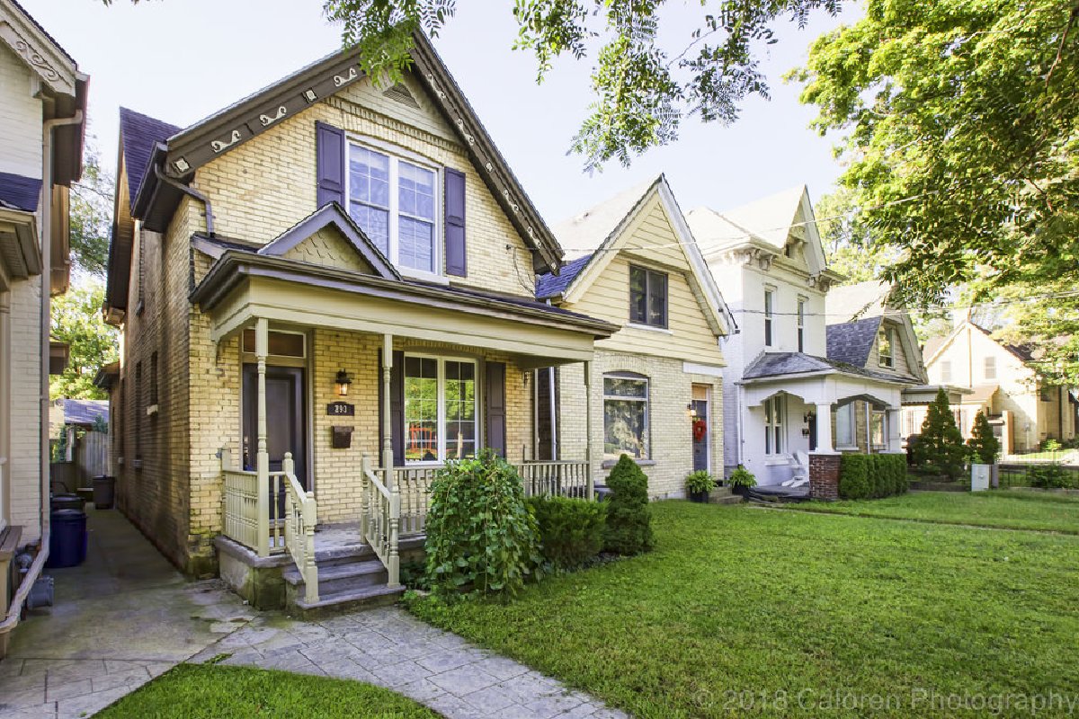 SharonJobson's tweet image. Check out this charming home! Welcome to this charming yellow brick house in the heart of London's Richmond Row. This home features a custom built-in storage bench in the foyer, pot lights galore, rich hardwood flooring, skylight, .. sharon-von-behr.cb1.so/7ye7sv