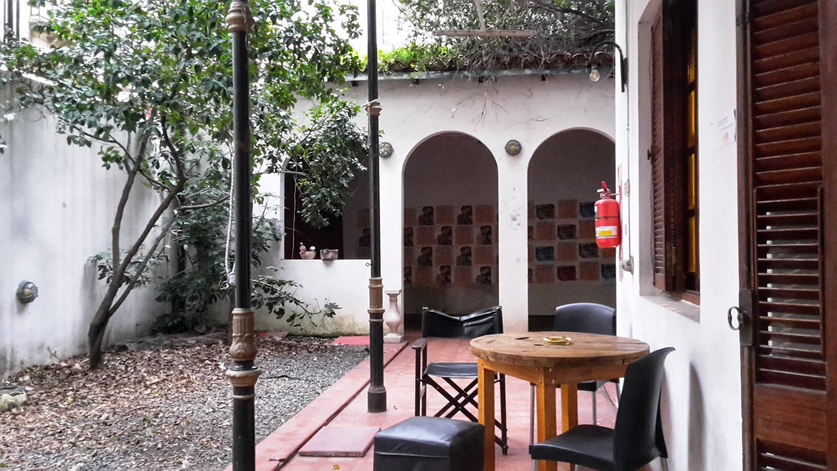Cae la tarde en clima ideal para un brindis más en el jardín de Nivangio. Hoy, mañana, viernes y sábado, ¿venís a despedirte con nosotrxs?