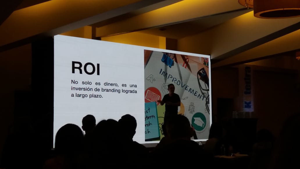 InformaBTL's tweet photo. #BTLConference 2018: "El #ROI no solo es #dinero, es una #inversión de #branding lograda a largo plazo". Héctor Cruzado, socio fundador de #ZoéWater. #Marketing #BTL https://t.co/cgXEkJ8aDh