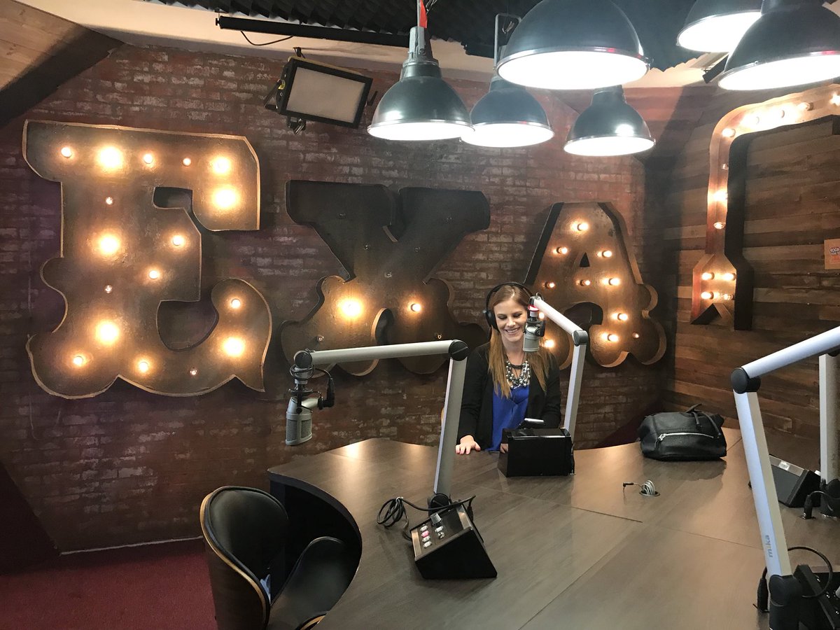 ExaFM's tweet photo. Dile adiós a la timidez y conviértete en una persona extrovertida con los tips de @PamelaJeanMx 🙌😎
#YordiEnExa 

📻 https://t.co/DBM3AG1568 https://t.co/HrbLO3YXy7