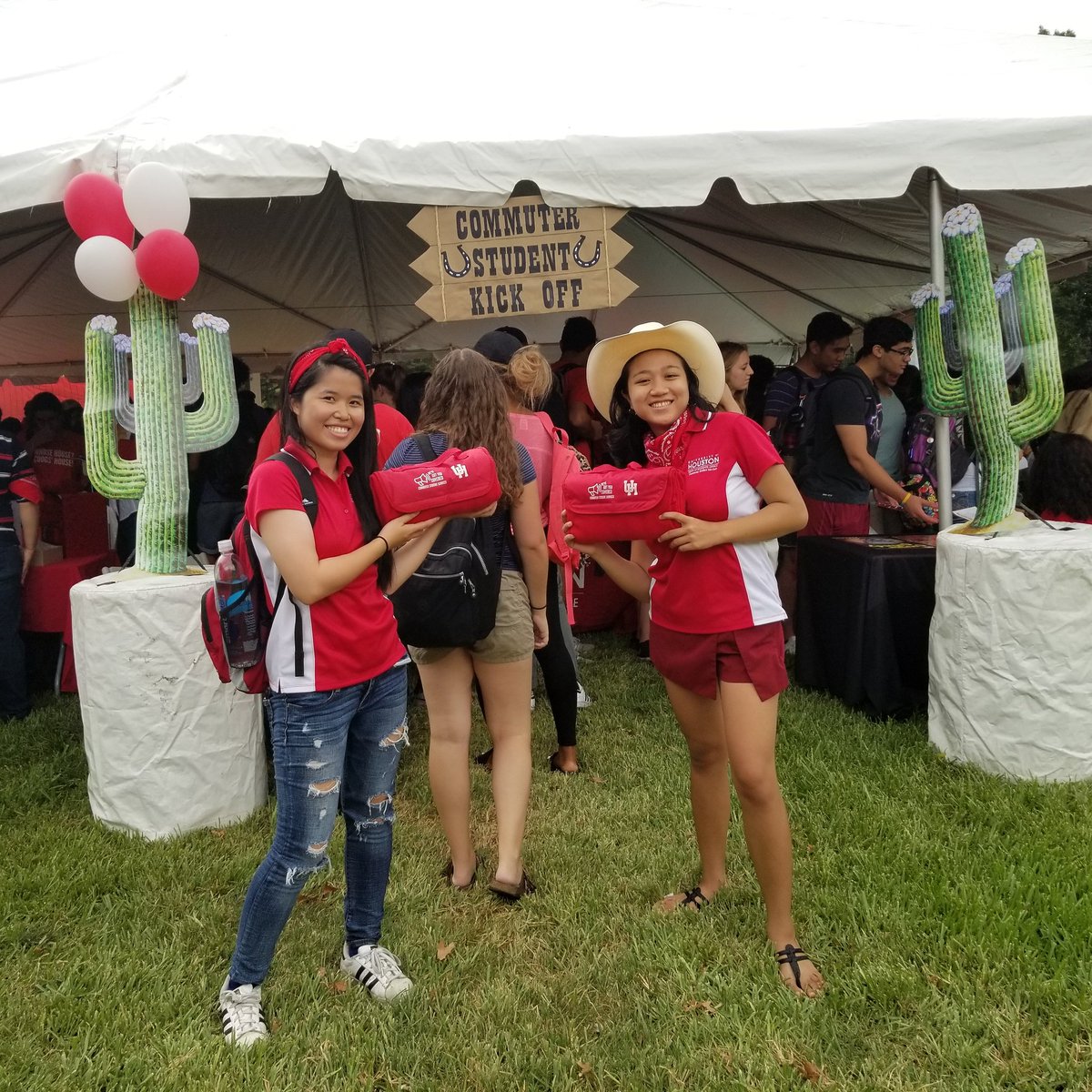 UHCommuterServ's tweet photo. Are you a commuter? Do you want a FREE commuter blanket? Come to the roundup at the Commuter Student Kick Off going on NOW in Butler Plaza until 2pm!
#CommuterStudentKickOff2018 #UHCommuter https://t.co/v42FKPup7L