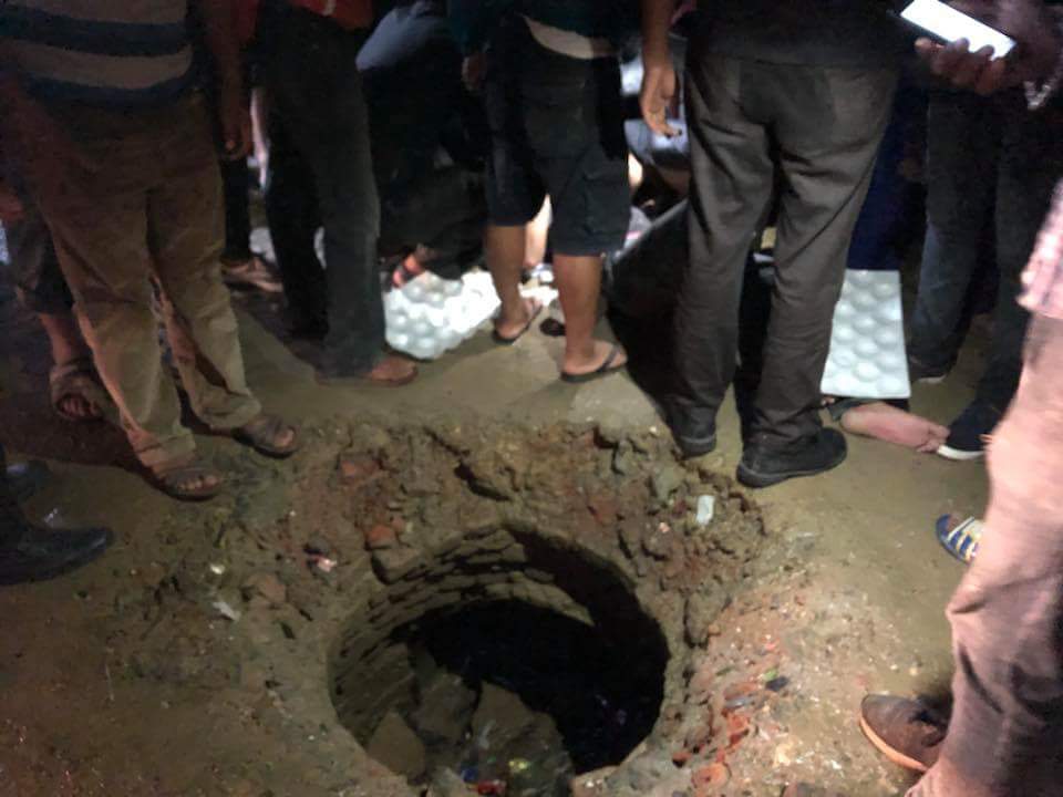 काँडाघारी चोक नजिकै रहेको एक "समृद्धि" खाल्टोमा परि एक जनाको मुन्टो भाँचिएछ। पत्रकार मनोज श्रेष्ठको फेबुमा राखिएको सूचना र तस्बिर।
