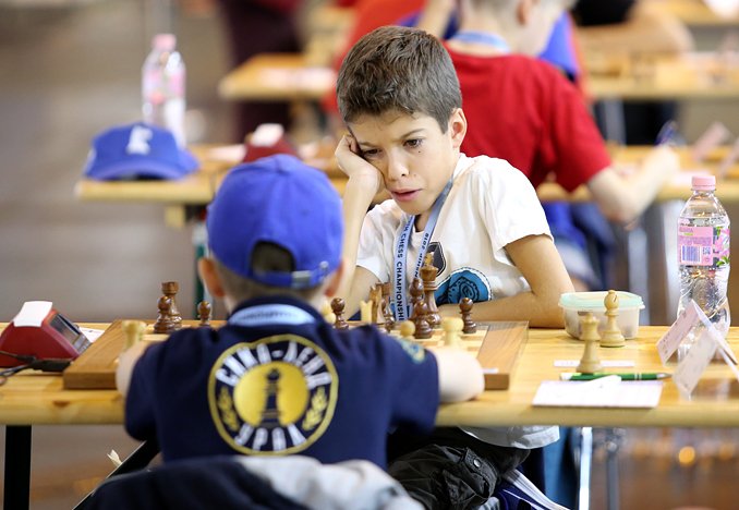 ffechecs's tweet photo. 🇨🇵🥈 Clément Kuhn vient de décrocher la médaille d'argent aux championnats d'Europe d'#échecs !!! Bravo Clément !
1er bilan du championnat sur https://t.co/aL8AE3rE55
#EYCC https://t.co/Q5AX7WMouw