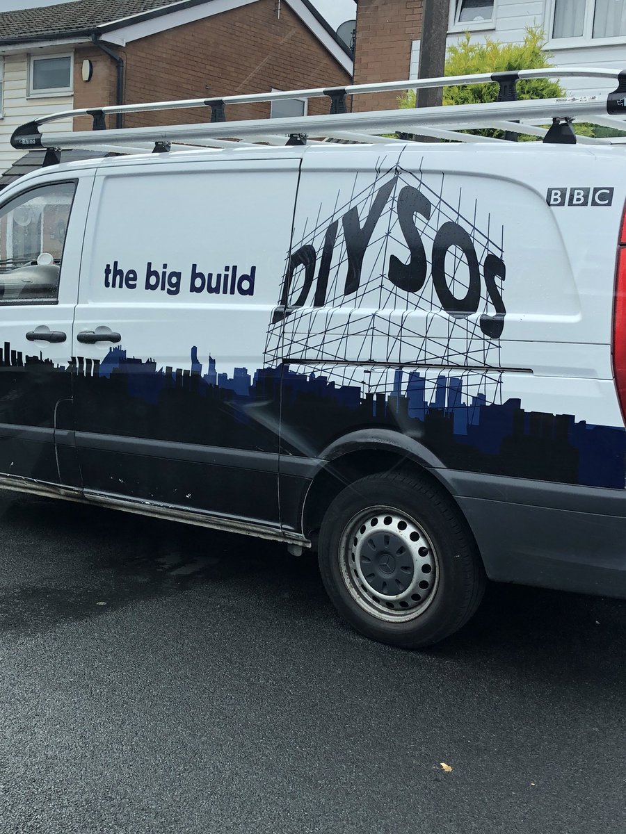 Great to meet <a href="/Bonjourmillar/">Mark Millar</a> again today on site ahead of helping on another <a href="/DIYSOS/">DIY SOS</a> today! This time in my home town of #bolton 

Be great to help a local family!!