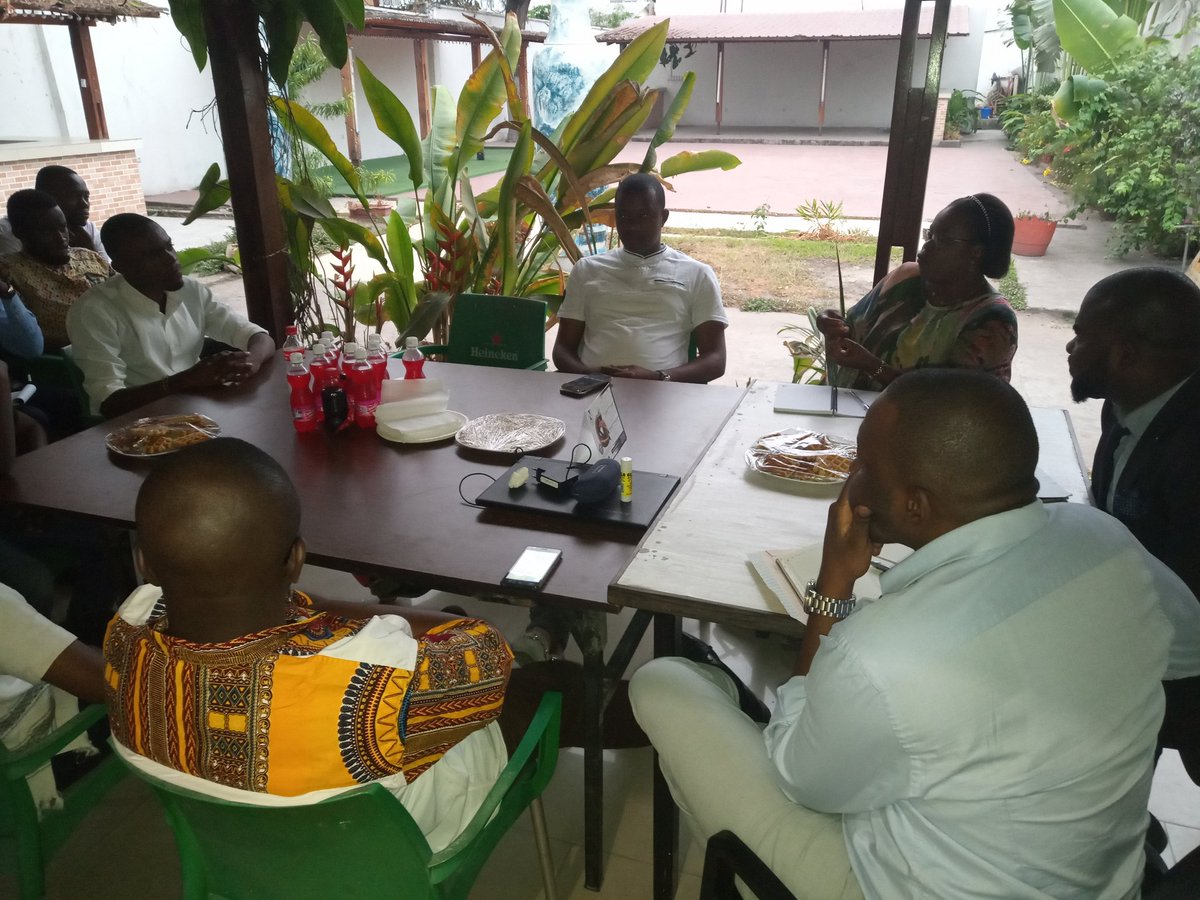 dave_mm's tweet photo. Séance de coaching avec les gagnants de #HackWasteKin en incubation chez @konnect_cd avec @youthconektrdc @jdeen304 @sergekbk https://t.co/J1r1kXPF9F