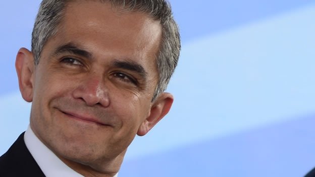 DUCDMX's tweet photo. Formalmente senador quien fue incapaz de atender la emergencia del 19 de septiembre de 2017 en la Ciudad de México, que promovió una ley injusta para el endeudamiento de damnificados y un esquema de reconstrucción enfocado en el negocio.

Así las cosas en este país. https://t.co/poKl3blRIg