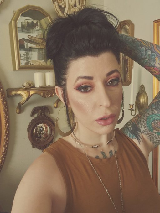 Bullseye mirrors are my thing now. I&rsquo;ve got two smalls and one big boi to put in our store but I want<a href="/tag/worldgothday"class="tags"><span>#worldgothday</span></a>