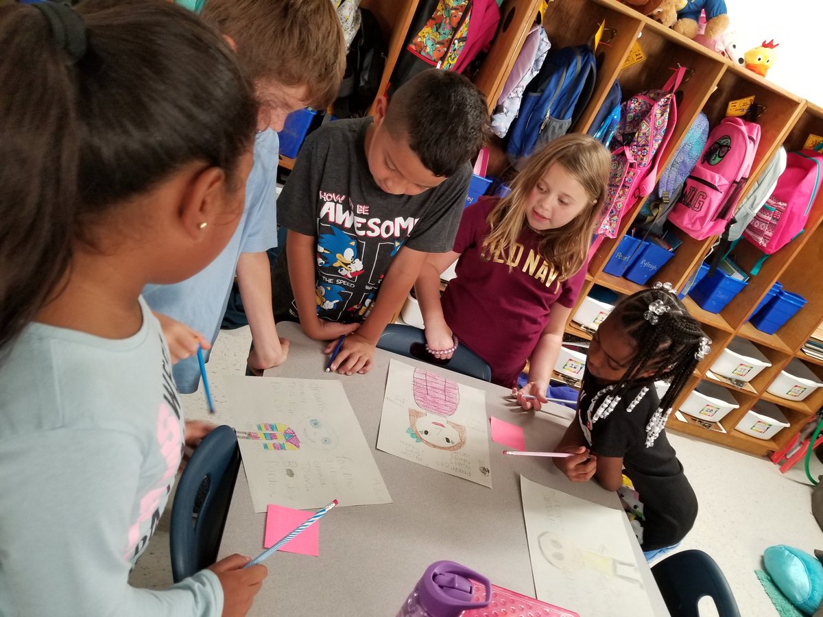 VEdwards_WROP's tweet photo. Gallery Walk. Leaving reactions on identity maps. #findingconnections #groWHere #gettingtoknowyou @WHE_Whiskers https://t.co/bkXgd2DBtK
