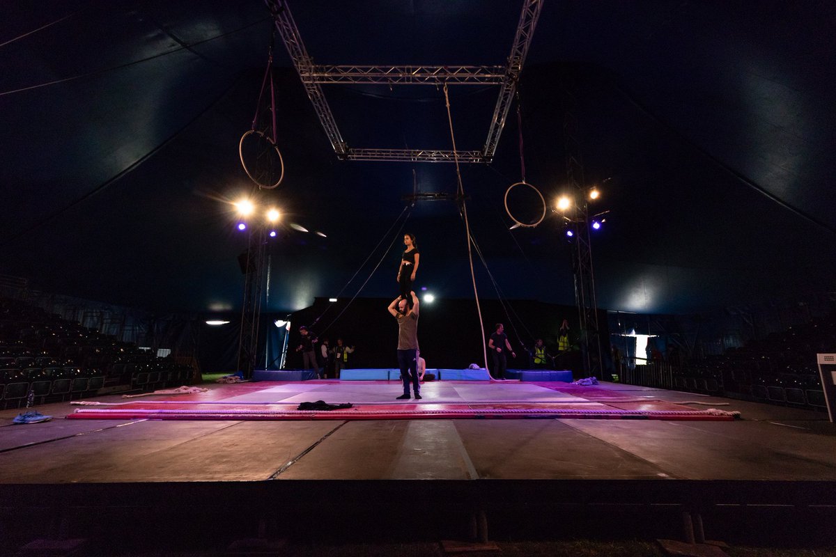 PlatformGlasgow's tweet photo. @Aerial_Edge performed Between the Lines as part of the Euro Champs in Glasgow at the start of the month and this breath-taking work will be coming to Platform as part of Braw Circus (@ScotCircusFest) 
Find out more and get your tickets at https://t.co/MNU1HifjvC https://t.co/kjE3uTQEhy