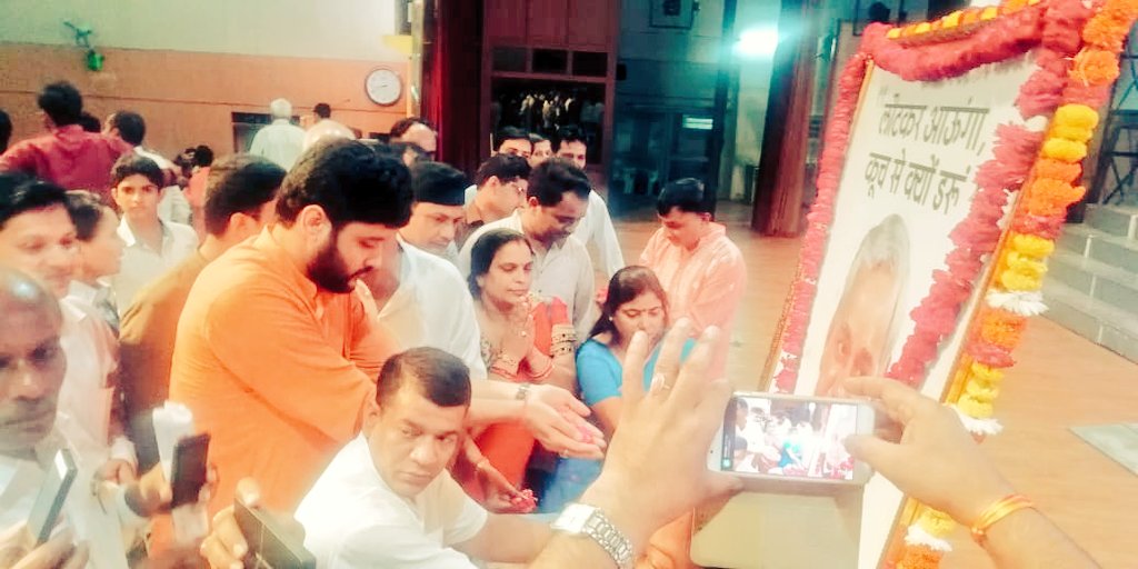 sssrmaholi's tweet photo. राष्ट्रीय स्वयंसेवक संघ द्वारा आयोजित परम् श्रद्धेय् श्री अटल बिहारी वाजपेयी जी के त्रयोदशी कार्यक्रम में भावभीनी श्रद्धांजलि एवं श्रद्धा सुमन अर्पित करते हुये। https://t.co/3mvK4Z6UbI