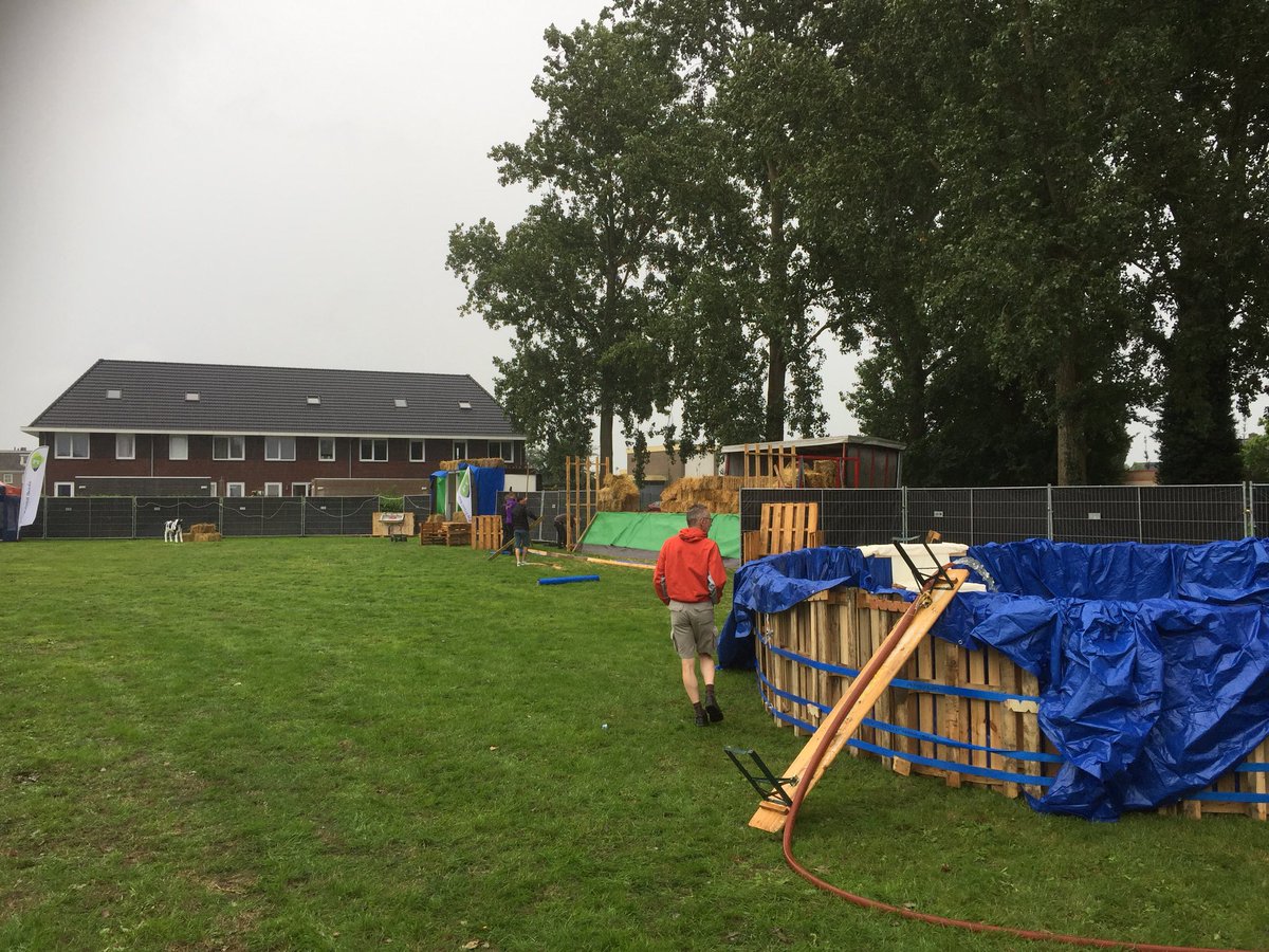 hutdorpAndijk's tweet photo. Op het @hutdorpAndijk terrein gaat het lekker door! De #Vrijwilligers werken keihard! 🔨💪🏻 #Andijk #Medemblik #HDA2018 https://t.co/yhh55ZgDAi