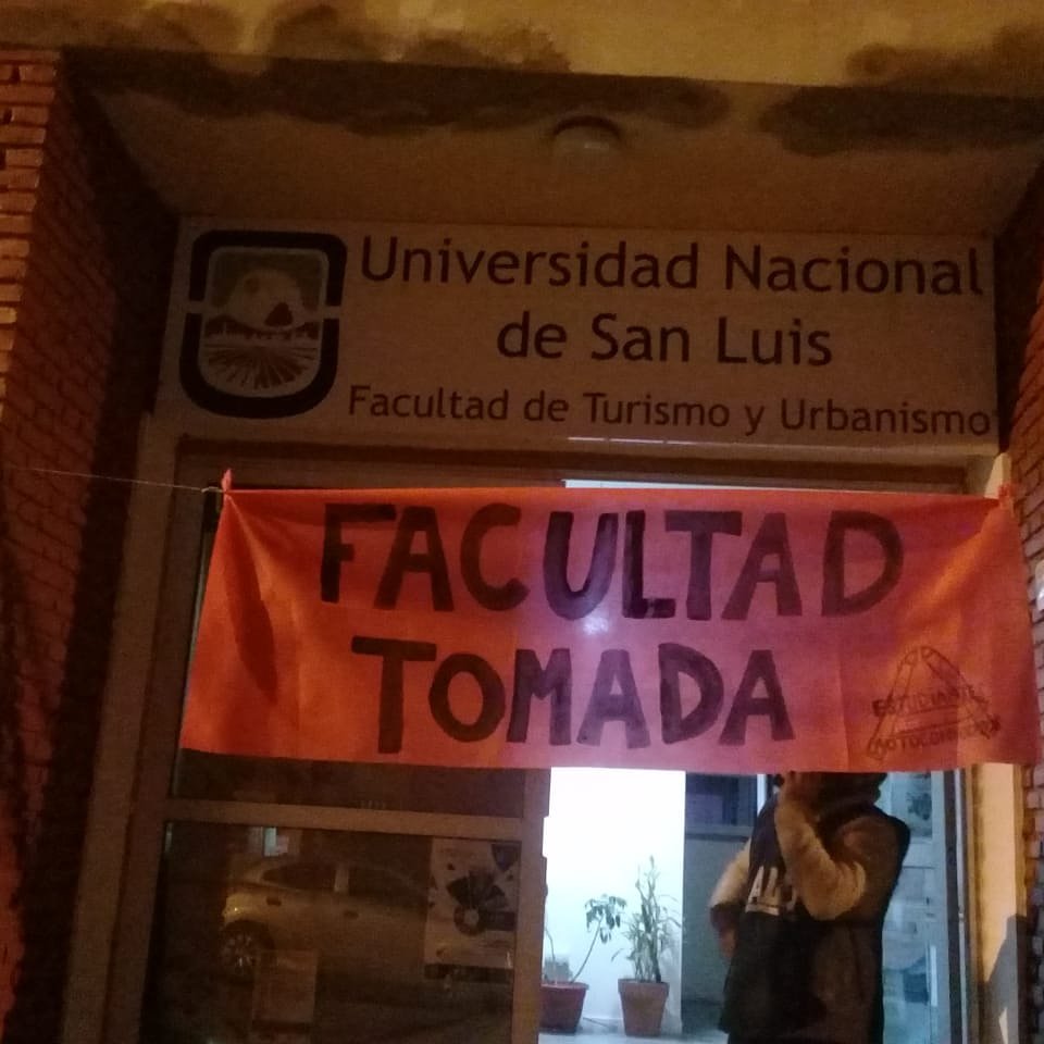 JonathanThea's tweet photo. Cada vez son más las facultades tomadas en todo el país. Hoy a la noche vigilia en casi todas las facultades de la UBA.

Una vez más el movimiento estudiantil y docente haciendo honores a su historia.

¡Mañana todxs a las calles a defender la educación pública! https://t.co/PbByIdCEqR
