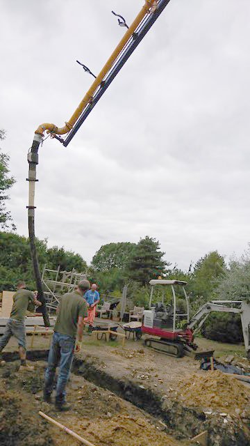 ECritchleyLtd's tweet photo. On a recent #building project with restrictive #access, a delivery of #concrete – necessary for #foundations –  had to be delivered over a house. It just goes to show that no place is inaccessible with the right ‘can do’ approach. https://t.co/ImaiXh9iJT https://t.co/4Q9sbwyCHF