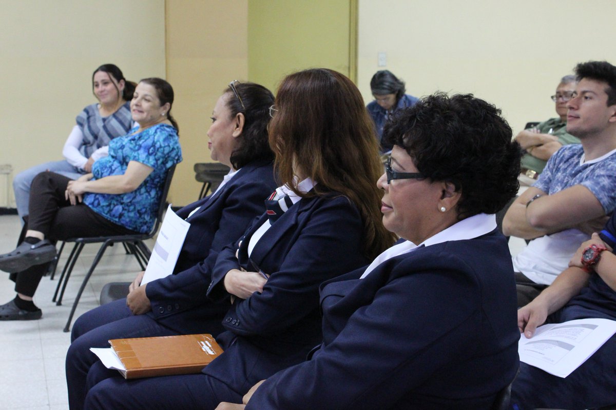 UJMD_sv's tweet image. Charla taller: Temas gramaticales impartido por Carlos Alberto Saz #taller #gramática #CICH #ujmd