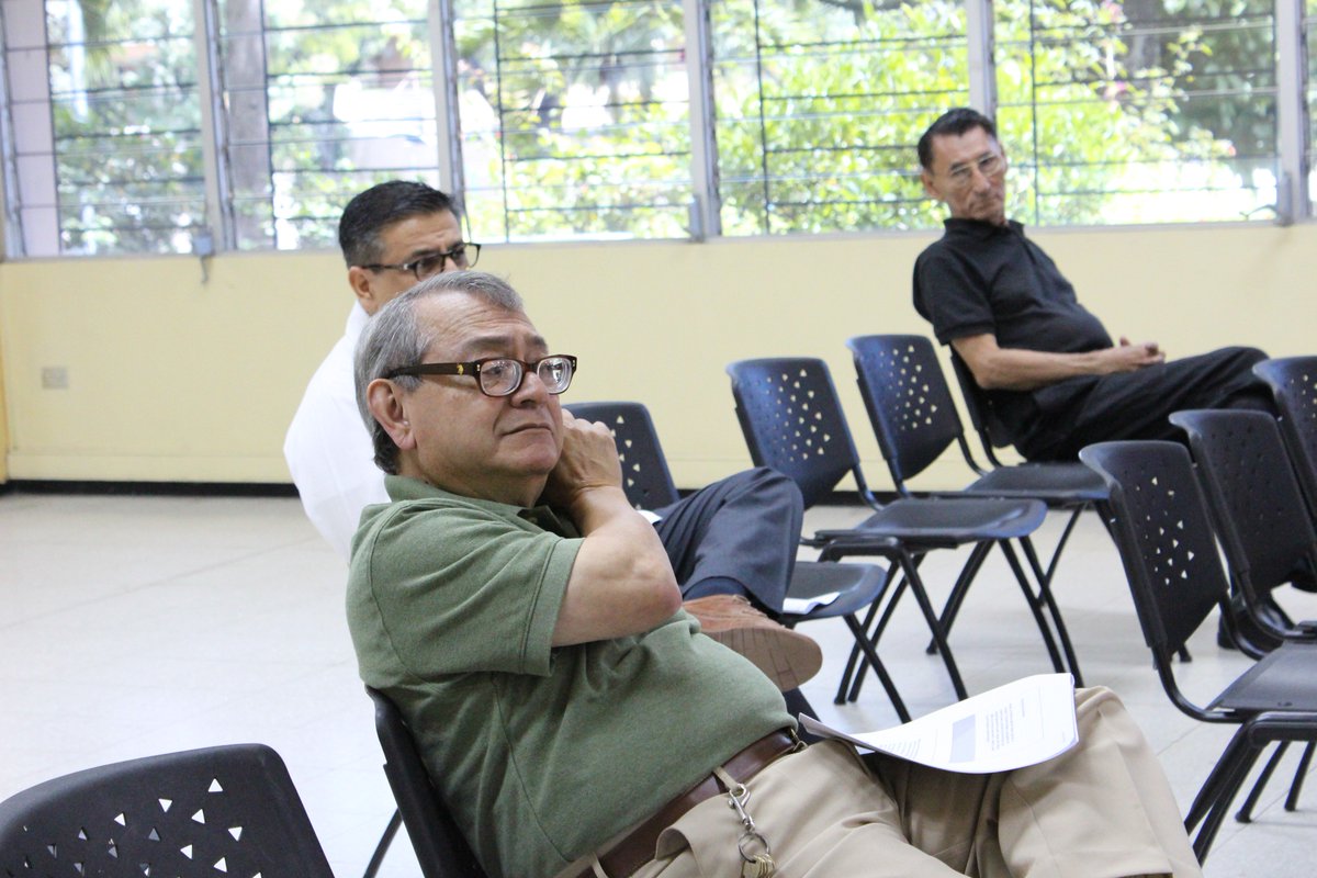 UJMD_sv's tweet image. Charla taller: Temas gramaticales impartido por Carlos Alberto Saz #taller #gramática #CICH #ujmd