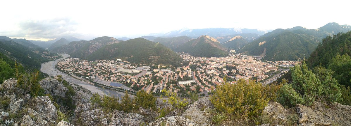 lolo2774's tweet photo. Bonsoir Digne-Les-Bains.
Le ciel se couvre par le nord #PointMeteo
#AlpesDeHauteProvence #MyProvenceAlpes #Mon04 https://t.co/dCrElKUJUd