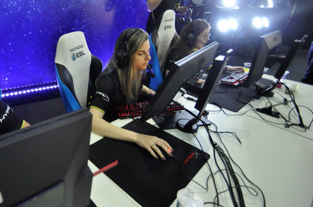 greenk_oficial's tweet photo. Hey Greenkers, hoje é um dia especial. Sabem por que? Porque comemoramos o dia Internacional do Gamer! Marque aqui seu amigo gamer, que ama e sempre joga contigo! #GoGreenk #DiaInternacionalDoGamer https://t.co/obo4qnVSbH