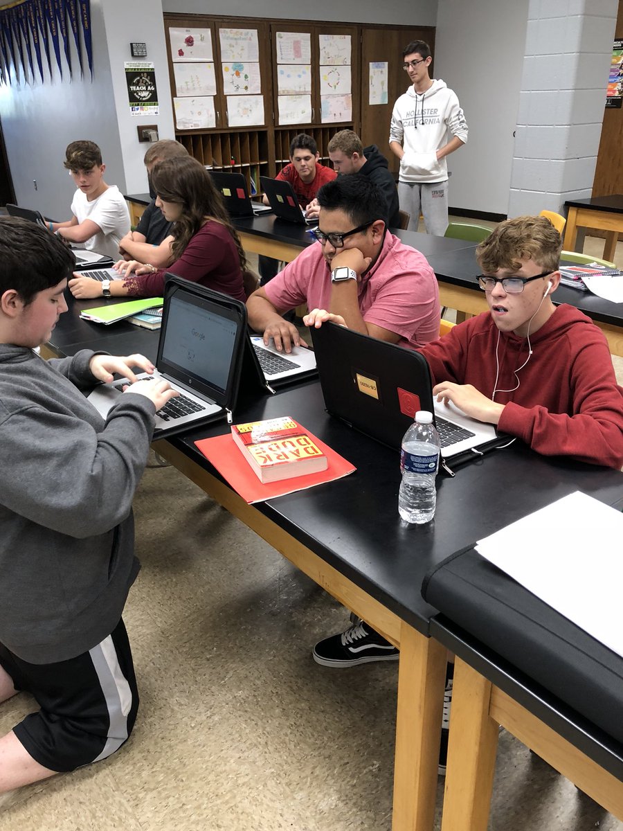 PrincipalCPHS's tweet photo. Creating Dichotomous Keys for animals. @CP_FFA #AdvancedAnimalScience #NoOfficeDay https://t.co/CZ9F7ua8Ob