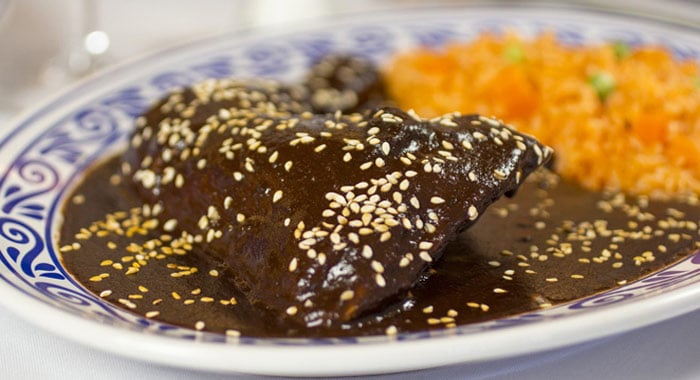 chefroytrejo's tweet photo. La historia de la gastronomía del Estado de #Puebla se encuentra en los fogones de los conventos y en las cocinas de las casas de los mestizos y criollos donde se crearon platillos como el mole poblano y los chiles en nogada. #ReComiendoMexico #ChefRoy #GastronomiaMexicana https://t.co/7Hum3MykH6