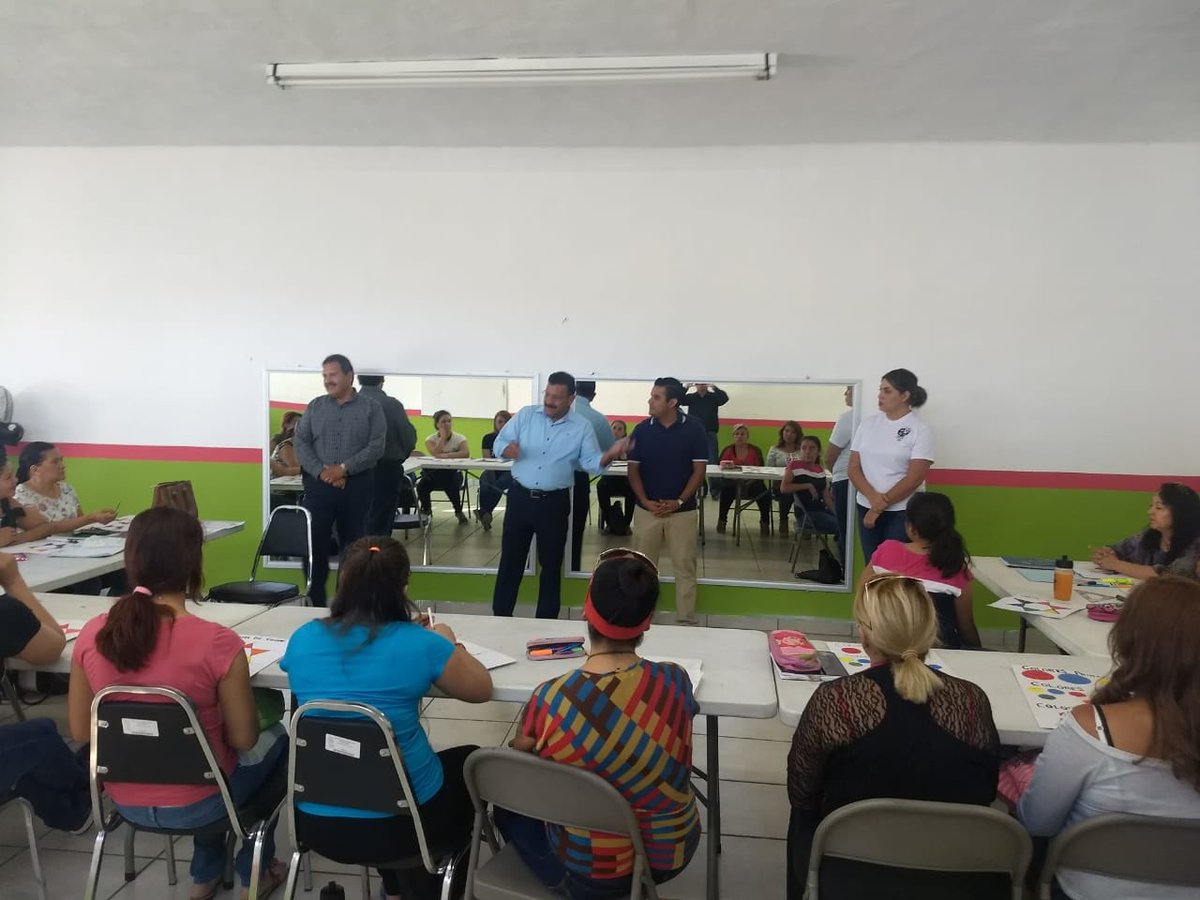 DsocialSaltillo's tweet photo. Inicia el Taller de belleza impartido por CECATI #184 con módulo de colorimetria en el Centro Comunitario Emiliano Zapata #TodosporSaltillo https://t.co/IYQPfHmEdb