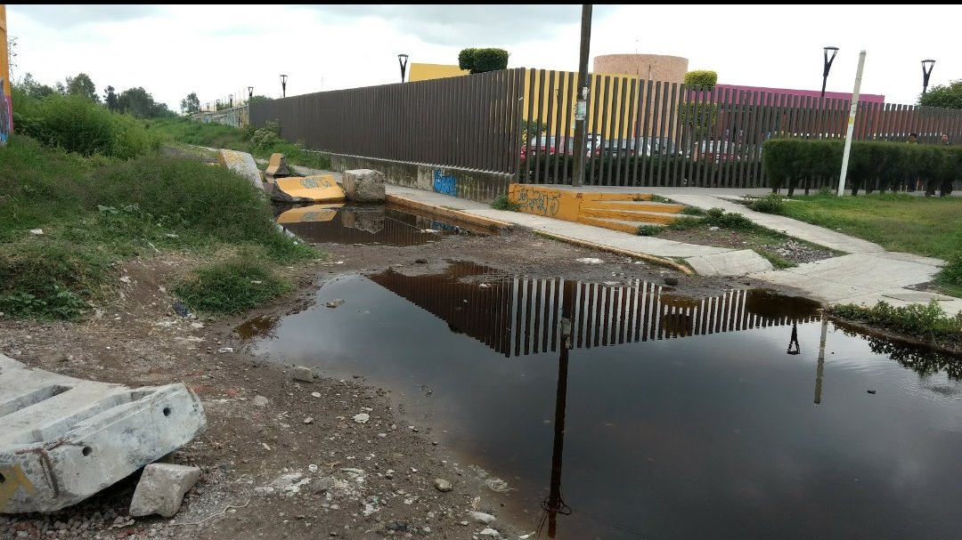 kroseco25's tweet photo. #CentrodeEmergencias @JuanHugoNeza @GobNeza @saludedomex @Edomex @seguridadneza foco de infección por aguas negras estancadas sobre Bordo de Xochiaca al poniente a la altura del @TeletonMexico #CritNeza https://t.co/ivxPSnjv9X