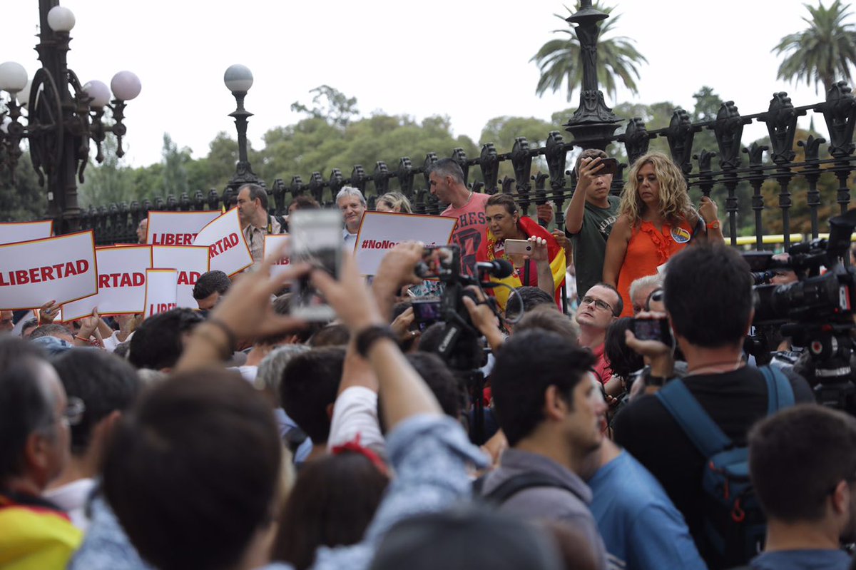 CiutadansCs's tweet photo. 📸 Hoy @Albert_Rivera e @InesArrimadas han mostrado su apoyo a Lidia en la concentración por la convivencia que ha tenido lugar en el Parc de la Ciutadella #LasCallesSonDeTodos https://t.co/EnaTXvrmoP