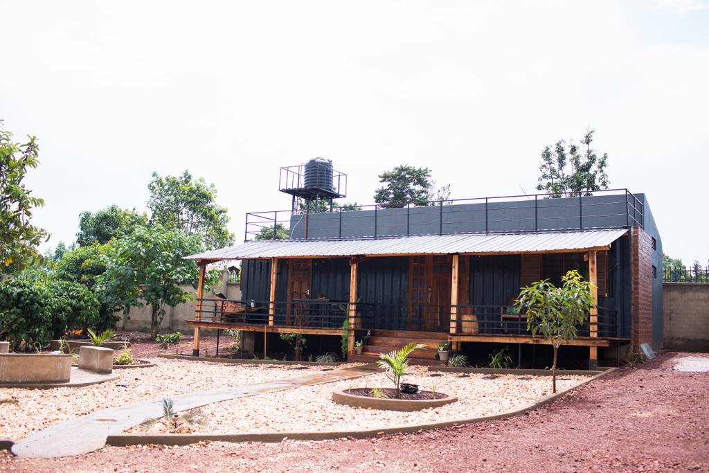 Modern_Blox's tweet photo. This repurposed container which started its journey in America filled with medical supplies &amp; shoes for a non-profit @SoleHope Now is #ShippingContainerHouse in Jinja, 🇺🇬 Uganda | @TheContainerHaus  To see more pictures of this beautiful property 👉https://t.co/vyjQwm99tu https://t.co/NcuQsvGRrz