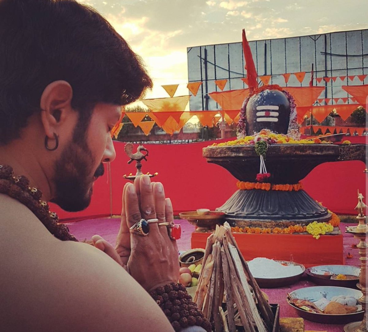 KoushalARMY4's tweet photo. Alert Guys ... !!!

Please Don't Split Your Votes 👍
Just one person that's #Kaushal

#KaushalArmy
#BiggBossTelugu2 https://t.co/SKV7CnOD4J https://t.co/8tPRqo0NME