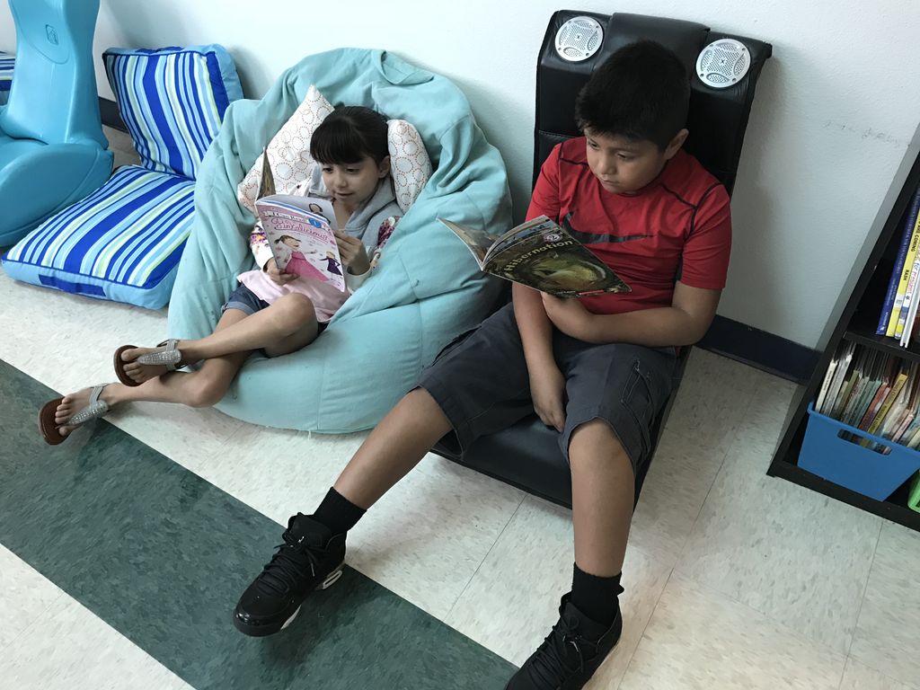 RodriguezESISD's tweet photo. Ms. Darst’s students are successfully rotating through stations in the 1st week of school! Way to go 2nd grade! @SeguinISD @KatieCDarst https://t.co/TawkiGfldv