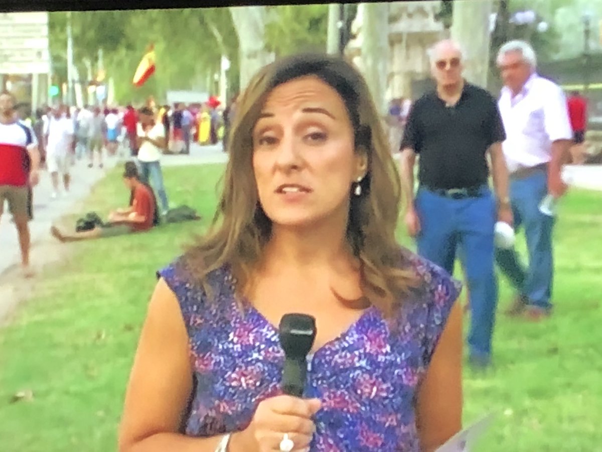 Haver de retirar el cubilet de TV3 en una manifestació (la convocada per Cs aquesta tarda) per por de ser agredits.