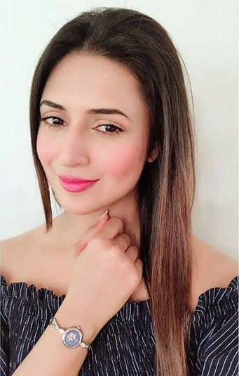 DivyankaRocks's tweet photo. This is such a beautiful accessory for every girl. The Timex Fria is the perfect watch that goes with my every outfit. 💁♀️
Grab this stunning accessory and be style ready.@timex💙
Buy it here: https://t.co/mFjOsEYD9w and #BeFria https://t.co/8SYbGFMTSf