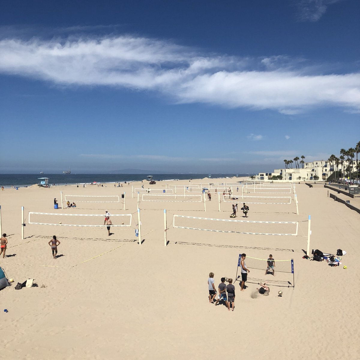 VickiArkoff's tweet photo. Huntington Beach is 10 miles long  &amp; it’s practically all mine. Year-round room for groups from 1 to 1 million. @SurfCityUSA #HuntingtonBeach #surfcityusa #surfcity #visithb #visitcalifornia @prevuemeetings https://t.co/k7eJNqSayF