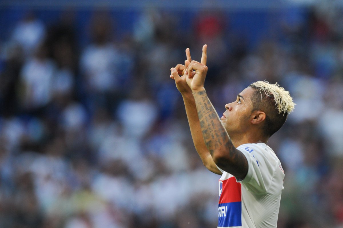 ChampionsLeague's tweet photo. ✍️ Real Madrid have agreed a deal to re-sign striker Mariano from Lyon.

#UCL https://t.co/83AlfAgxLJ