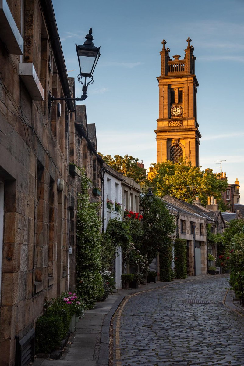 Circus Lane must be one of the prettiest streets in Scotland! 😍 What do YOU think? #Edinburgh 📷 FB/Wandering pics